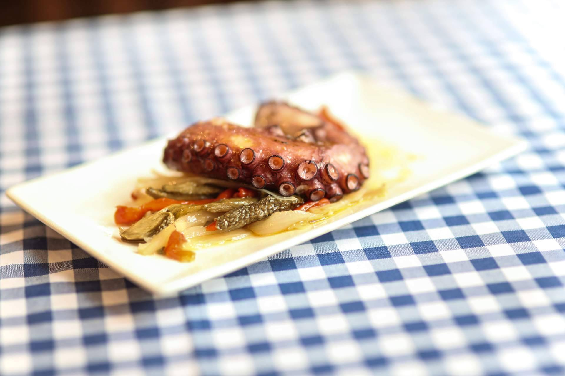 Pasa Tapas destaca como restaurante de cocina mediterránea tradicional en la Barceloneta