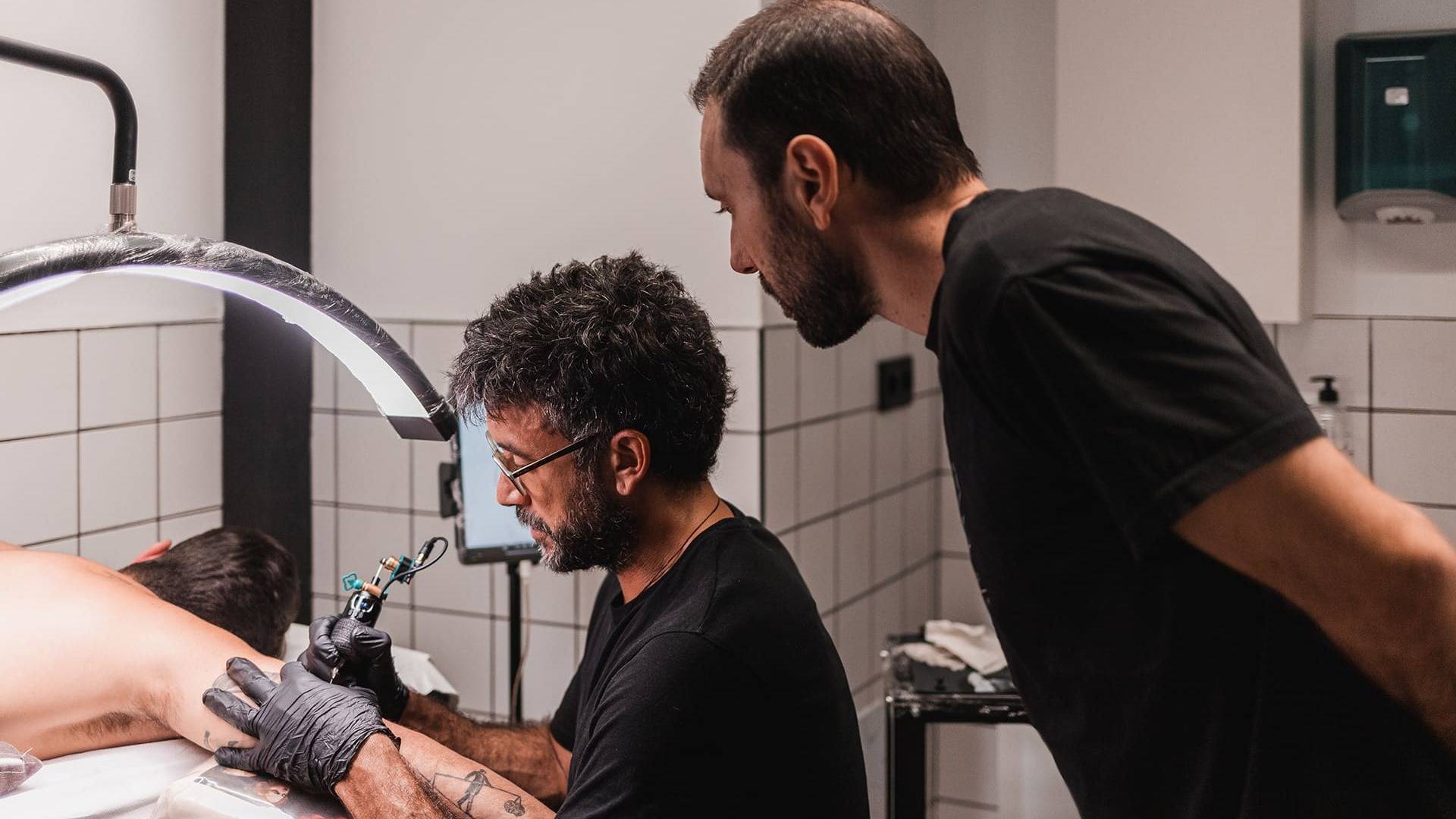 Curso de tatuaje presencial; la importancia de la práctica real para aprender a tatuar