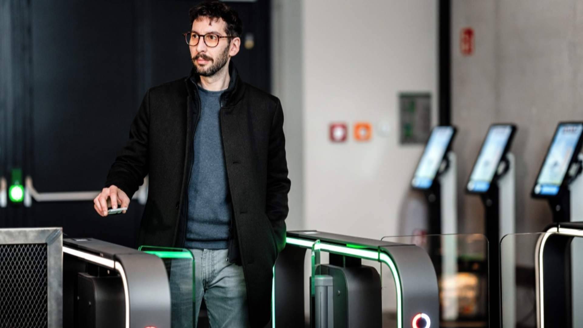 Control de accesos y diseño personalizado unidos en la speedgate ASSA ABLOY SG Expression