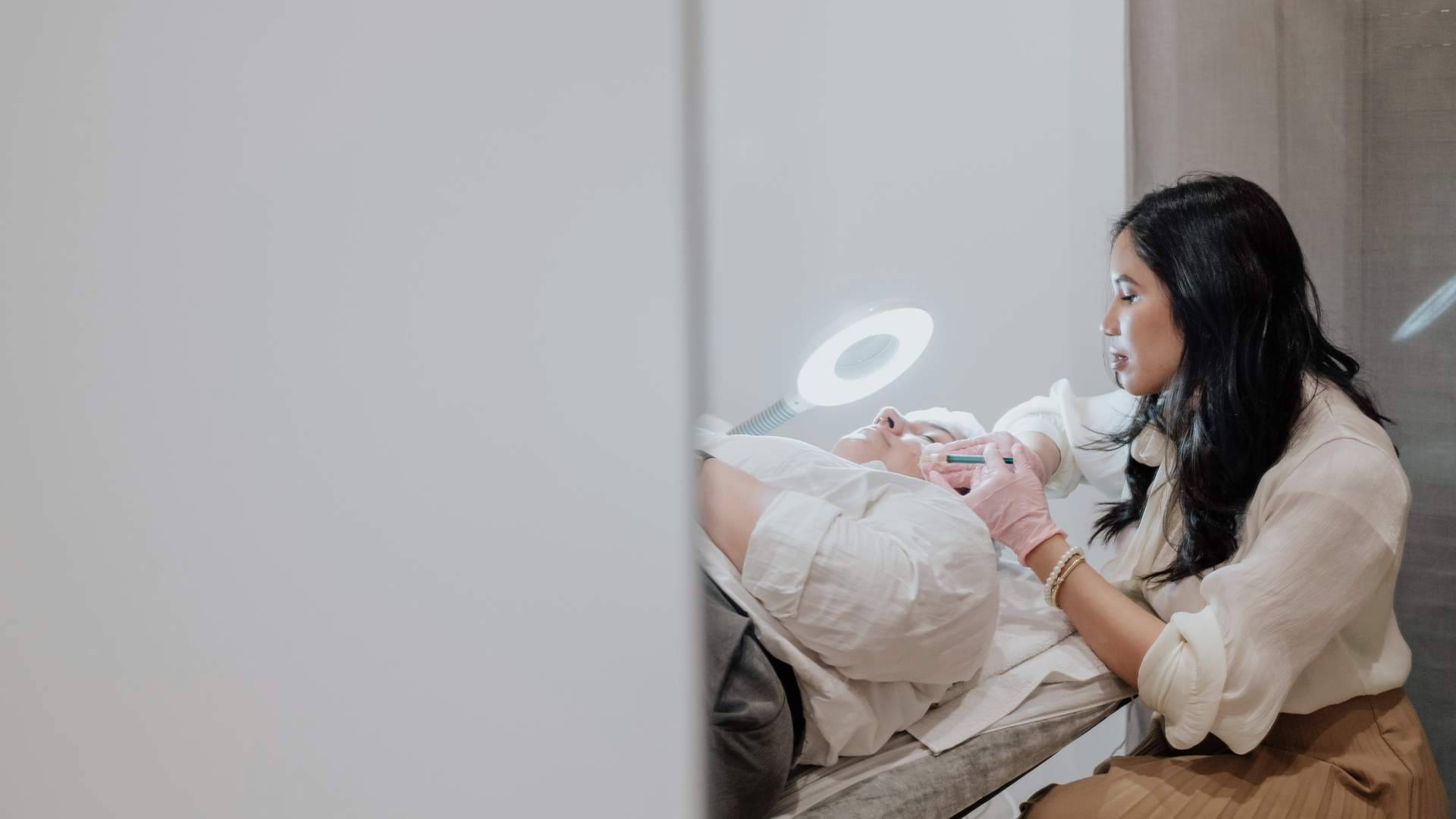 Más allá del protector solar; los tratamientos que ayudan a cuidar la piel antes del verano