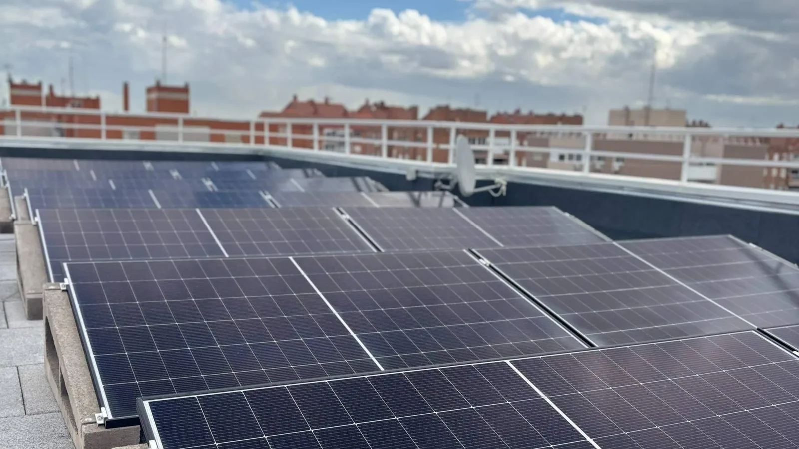 La Comunidad Energética Cyelo inicia su actividad en Orcasitas con una instalación de cerca de 600 paneles solares