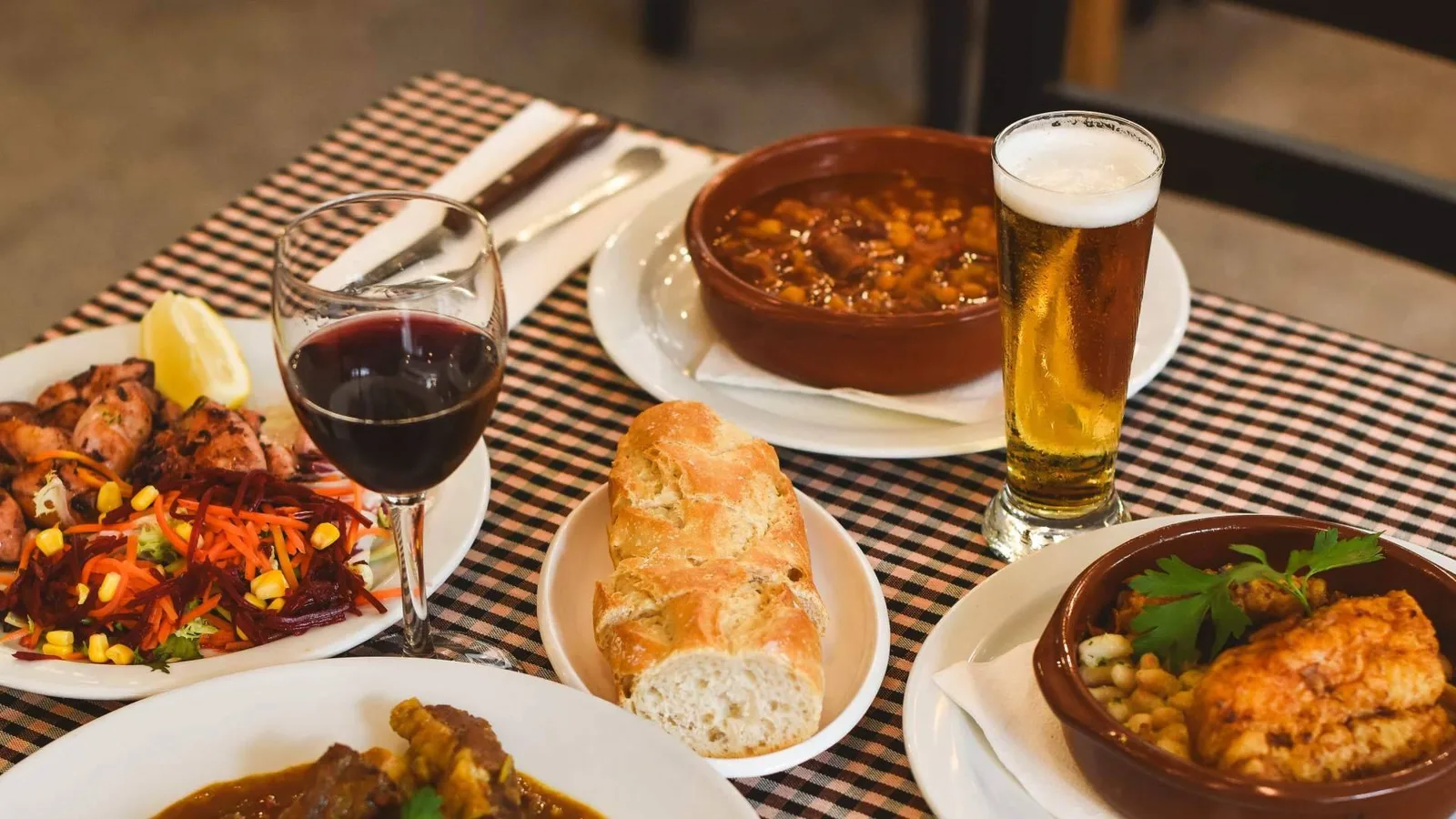 Dónde comer de madrugada en Barcelona sin renunciar a una carta completa