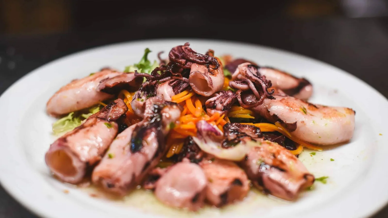 La Barceloneta conserva la tradición de cenar de carta completa en Pasa Tapas pasada la medianoche